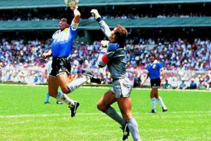 Maradona hace de Dios y convierte un gol con la cabeza