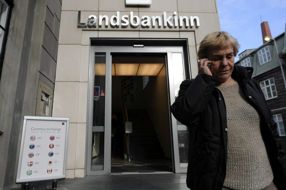 Landsbankinn fue la institución que respaldó al banco virtual Icesave en su operación por atraer a clientes con promesas de altos rendimientos. Ambos cerraron en 2008.  / AFP