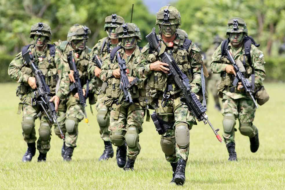 Demostración del ejército colombiano durante la visita del secretario de Defensa de EE.UU., Leon Panetta, en 2012. / EFE