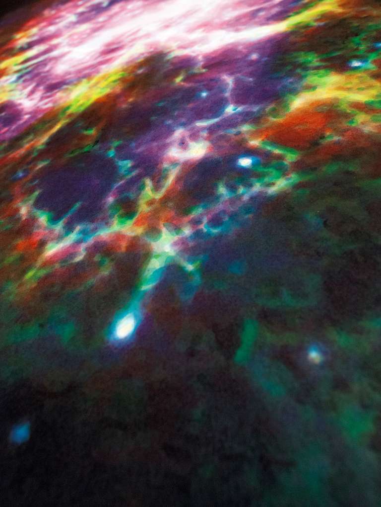 Esteban Peña reconstruye los colores de cuerpos astronómicos en un trabajo en el que fusiona arte y tecnología.