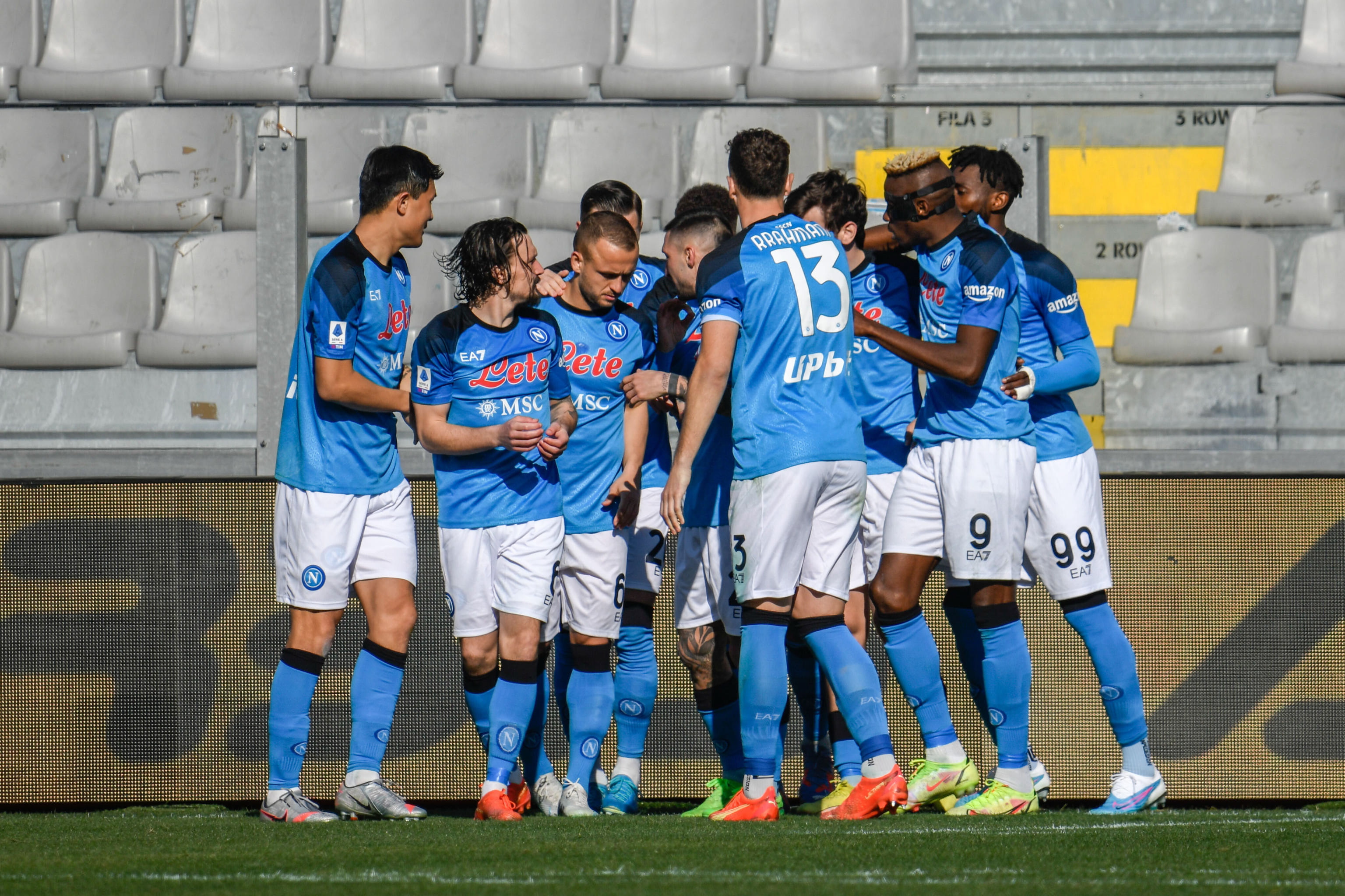 La Spezia (Italy), 05/02/2023.- Napoli's Khvicha Kvaratskhelia celebrates with teammates after scoring the 0-1 goal from the penalty spot during the Italian Serie A soccer match between Spezia Calcio and SSC Napoli, in La Spezia, Italy, 05 February 2023. (Italia) EFE/EPA/FABIO FAGIOLINI
