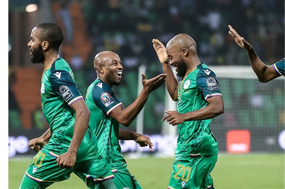 El delantero de Comoros Ahmed Mogni celebra con sus compañeros de equipo su tercer gol en el grupo C de la Copa Áfricana de las Naciones.
