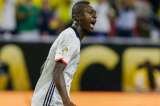 Marlos Moreno, a una firma del Flamengo de Brasil