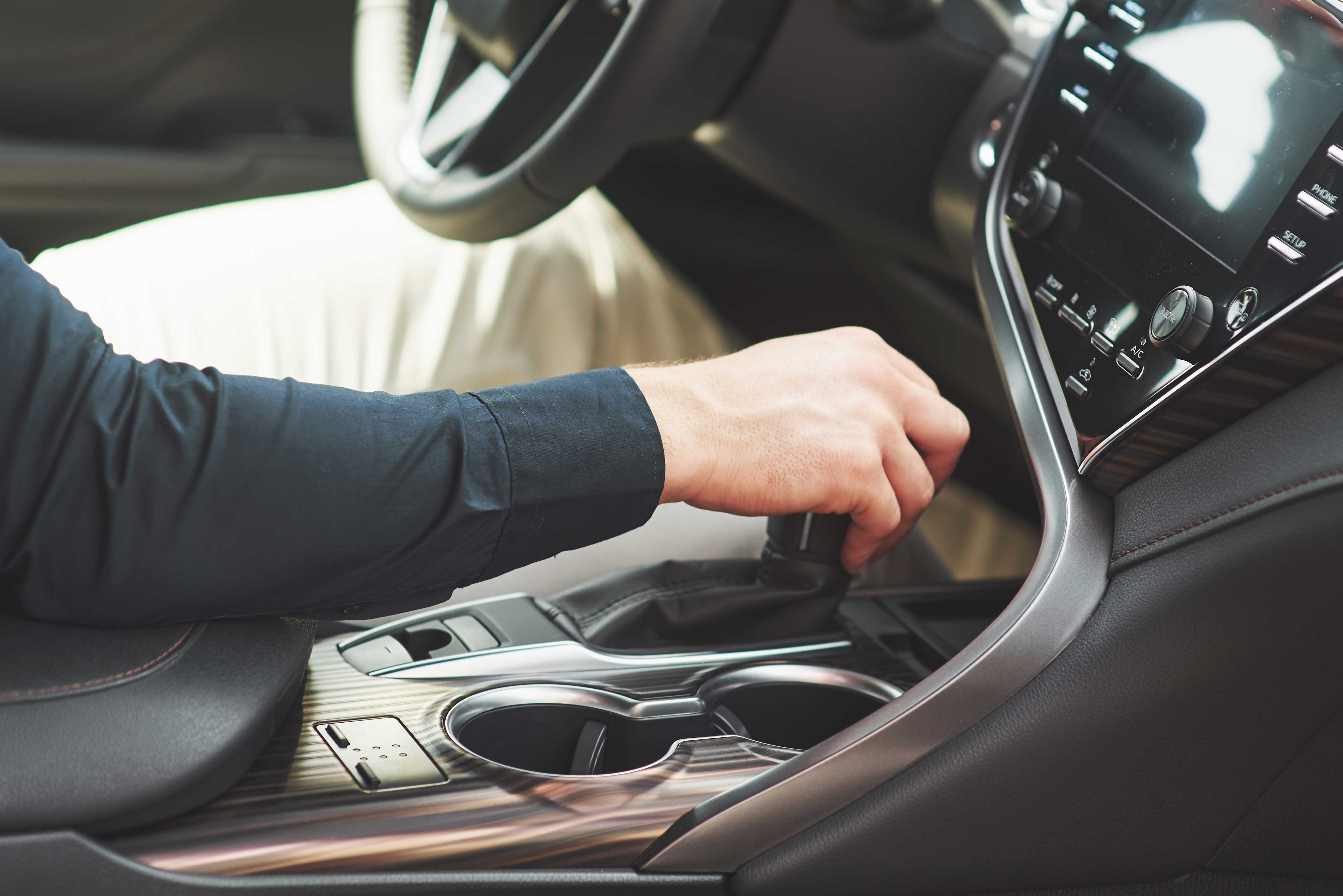 ¿A cuántas revoluciones se deben hacer los cambios en un carro?