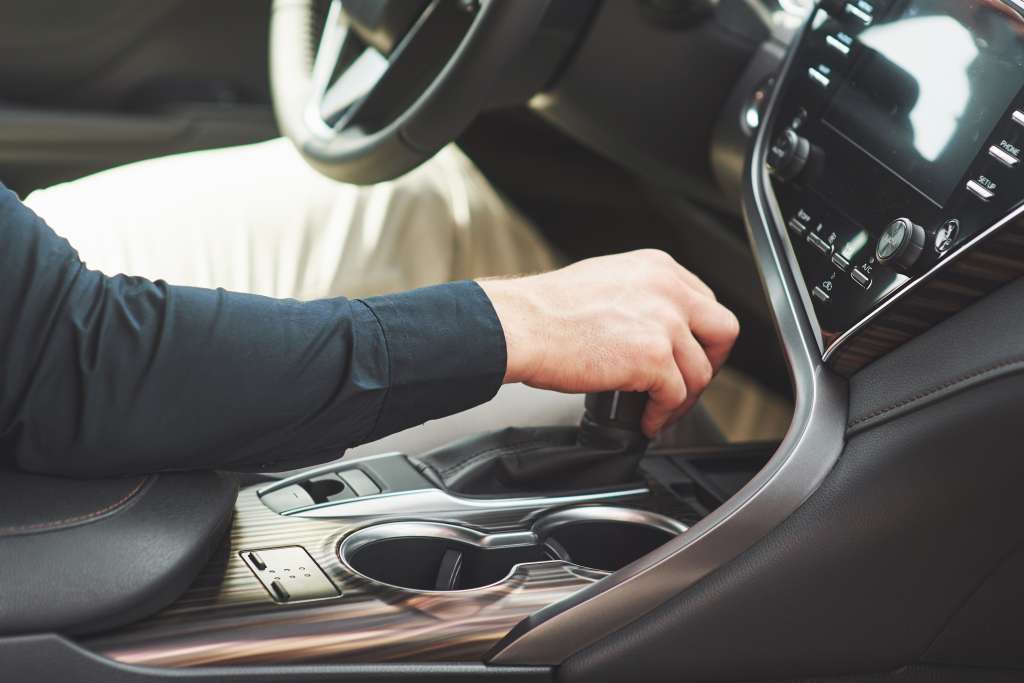 ¿A cuántas revoluciones se deben hacer los cambios en un carro?