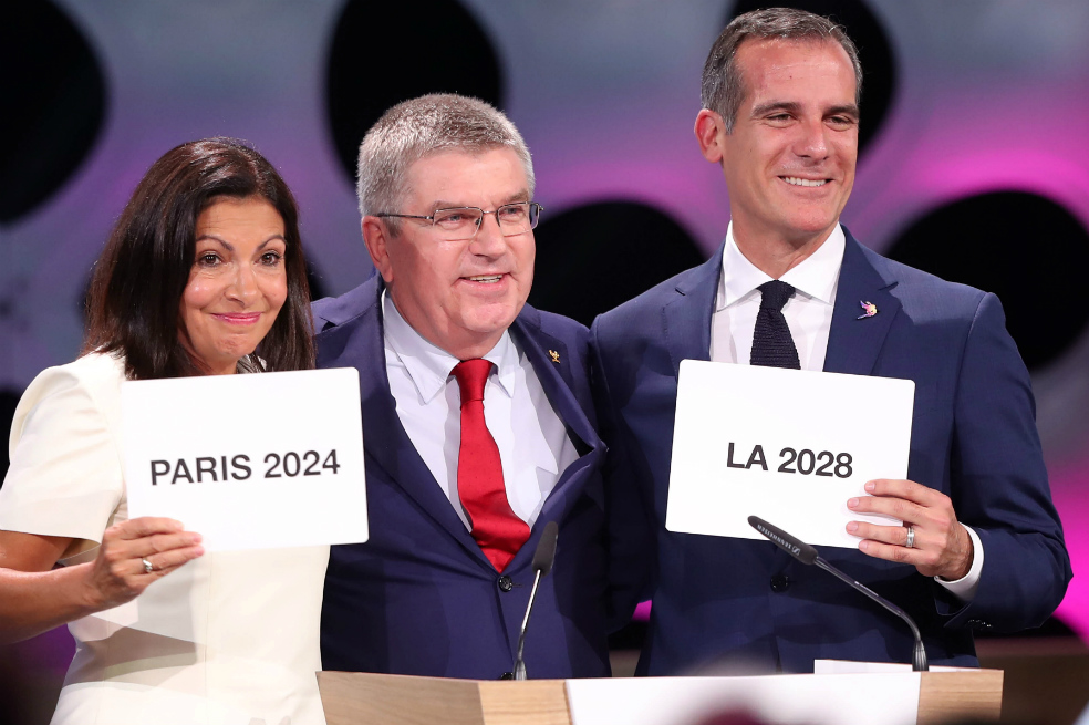 El presidente del Comité Olímpico Internacional, Thomas Bach (centro), al anunciar las sedes de los Juegos de 2014 y 2018.
