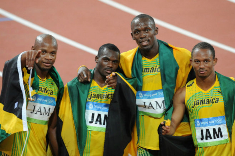 Asafa Powell, Nesta Carter, Usain Bolt y Michael Frater, equipo jamaiquino de la prueba 4x100 en Pekín 2008, perdió la medalla de oro por dopaje de Carter. / AFP