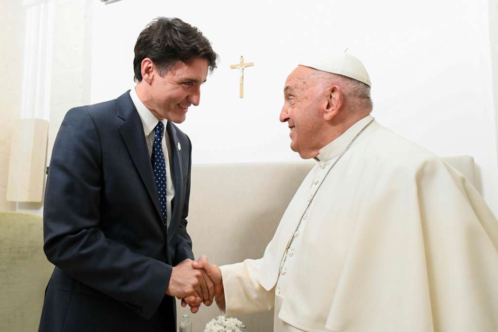 Borgo Egnazia (Italy), 14/06/2024.- A handout photo made available by the Vatican Media shows Pope Francis (R) greeting Canadian Prime Minister Justin Trudeau (L) during a bilateral meeting on the second day of the G7 summit, in Borgo Egnazia, southern Italy, 14 June 2024. The 50th G7 summit brings together the Group of Seven member states leaders in Borgo Egnazia resort in southern Italy from 13 to 15 June 2024. Pope Francis is the first Pope to participate in a G7 Summit. (Papa, Italia) EFE/EPA/VATICAN MEDIA HANDOUT HANDOUT EDITORIAL USE ONLY/NO SALES HANDOUT EDITORIAL USE ONLY/NO SALES