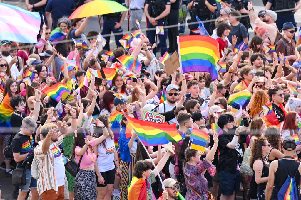 Wroclaw (Poland), 08/06/2024.- People take part in the 16th Equality March 'Equality on the horizon' in Wroclaw, Poland, 08 June 2024. The main participants tend to be from the LGBT community, their supporters, friends and family. (Polonia) EFE/EPA/Maciej Kulczynski POLAND OUT