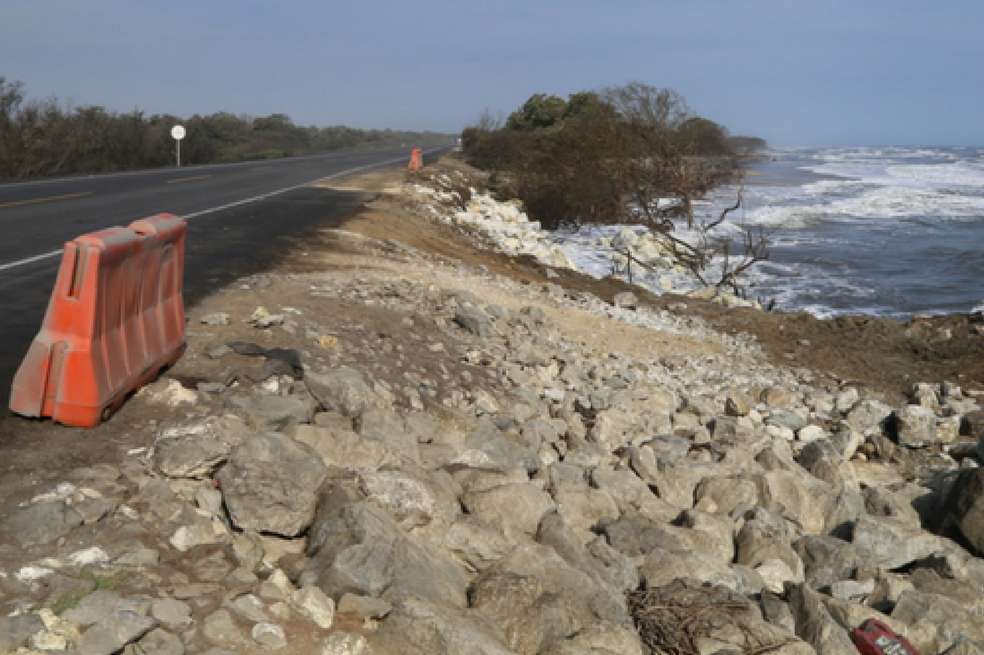Desde hace un par de años la erosión costera en la vía Barranquilla- Ciénaga amenaza con hacer desaparecer este tramo de carretera que conecta a la costa con el interior del país. / Prensa Ministerio de Ambiente.