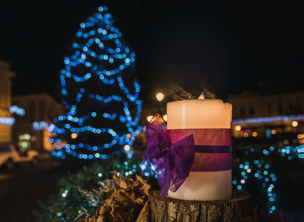 Las velitas y faroles de todos los colores, llenan de magia la noche con la que inicia oficialmente la Navidad.