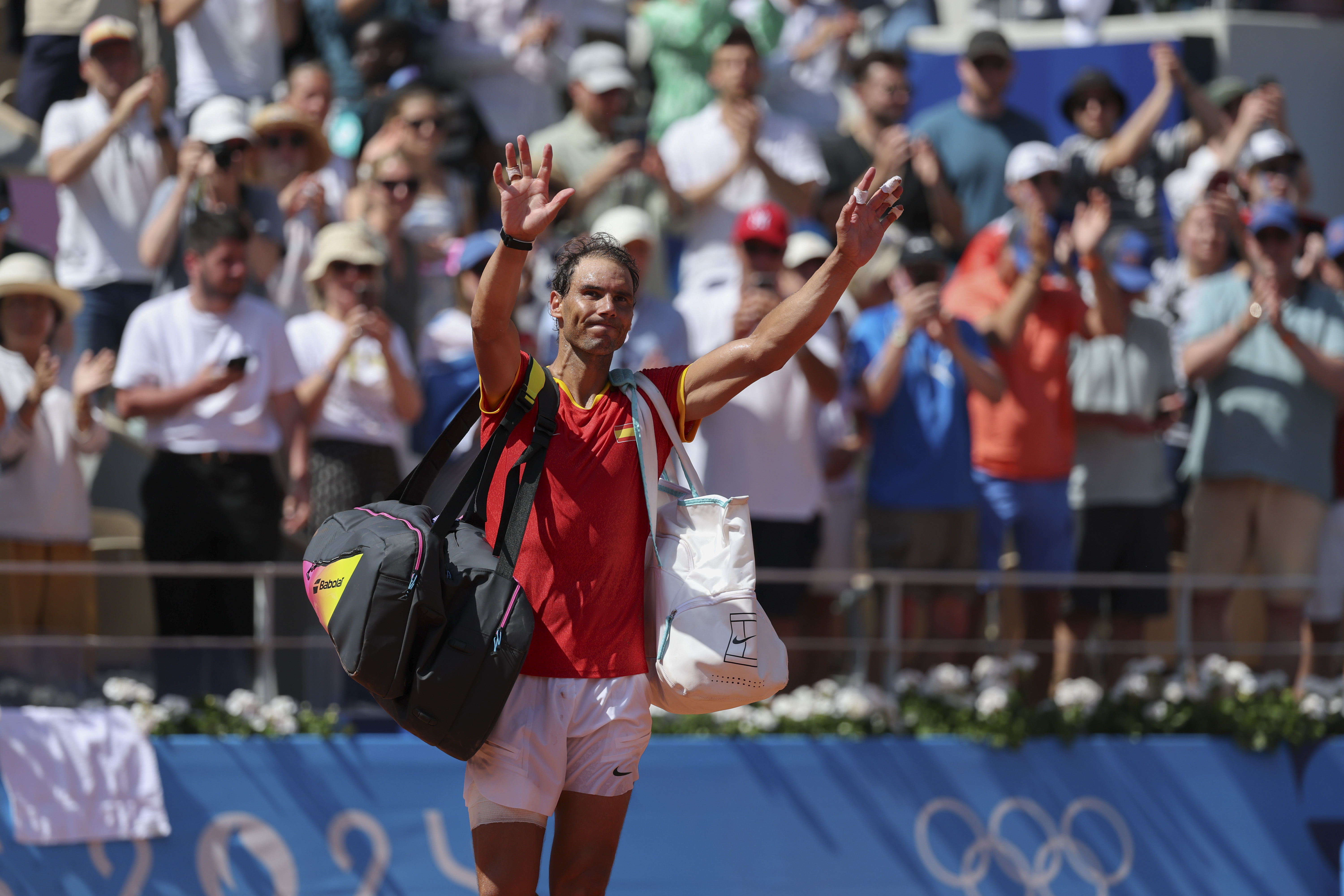 PARÍS, 29/07/2024.- El tenista español Rafa Nadal se despide del público tras caer ante el serbio Novak Djokovic en el partido celebrado en el marco de los Juegos Olímpicos de París, este lunes. EFE/ Juanjo Martín