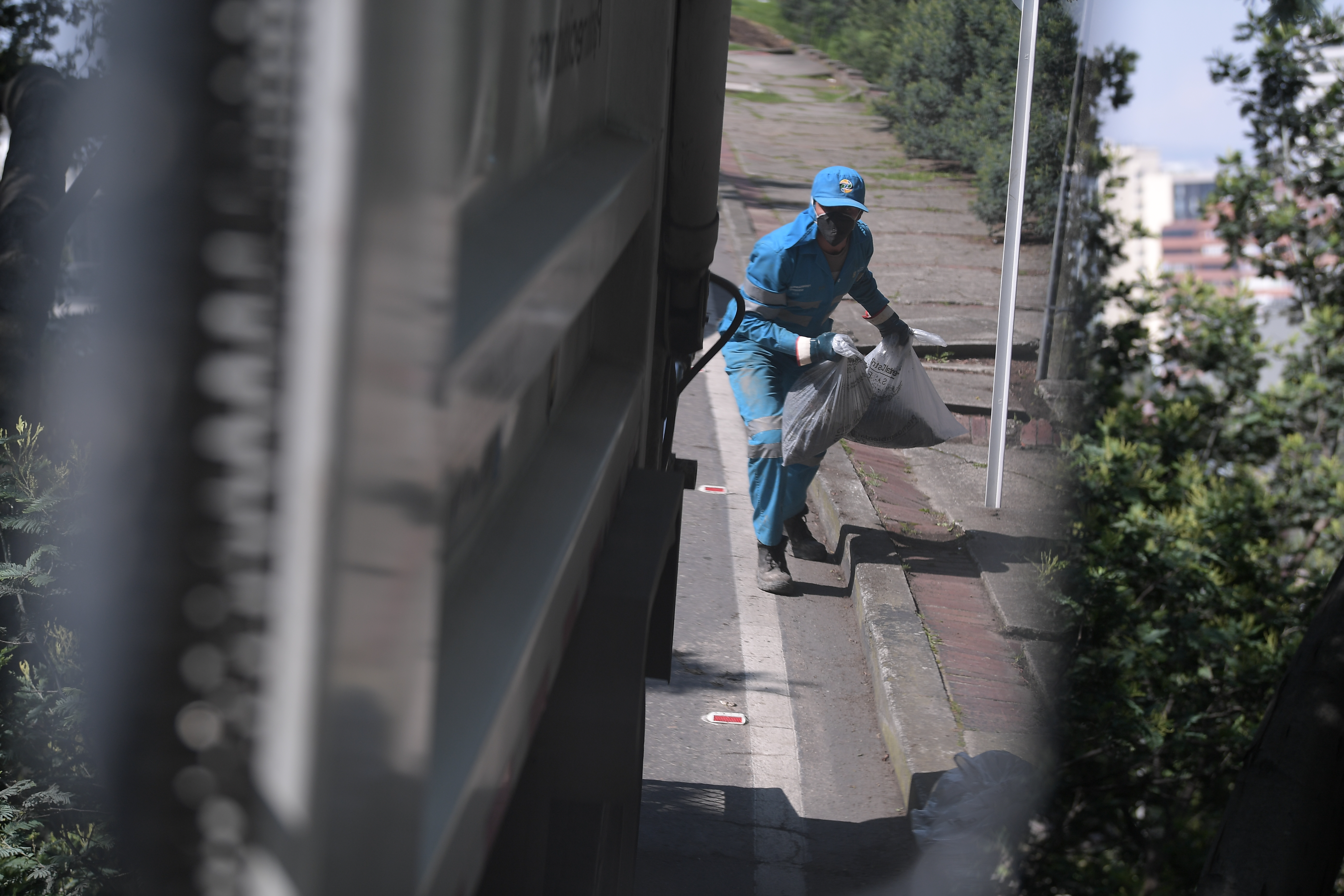 Recolectores de basura y barrenderos de esta empresa, encargada del esquema de aseo de Bogotá durante la pandemia del coronavirus.