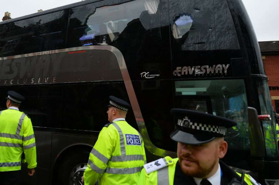 Los aficionados del West Ham protagonizaron actos reprochables con la delegación del Manchester United, este martes en Londres. / AFP