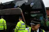 Apedrean el autobús del Manchester United a su llegada a Upton Park
