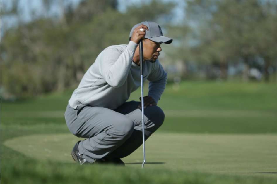 Tiger Woods prepara un golpe con el putt en el noveno hoyo, este viernes, durante la segunda jornada del Farmers Insurance Open. / AFP