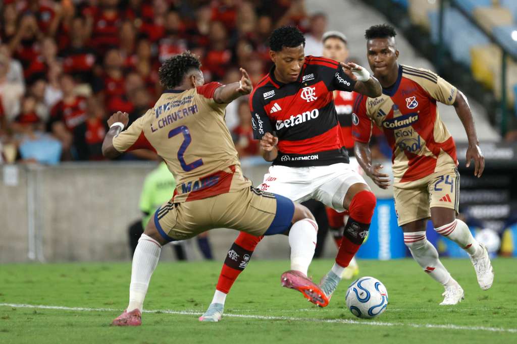 AMDEP3798. RÍO DE JANEIRO (BRASIL), 16/04/2026.- Gonzalo Plata (c) de Flamengo disputa el balón con Leyser Chaverra de Medellín este jueves, en un partido de la fase de grupo de la Copa Libertadores entre Flamengo e Independiente Medellín en el estadio Maracaná en Río de Janeiro (Brasil). EFE/ Antonio Lacerda