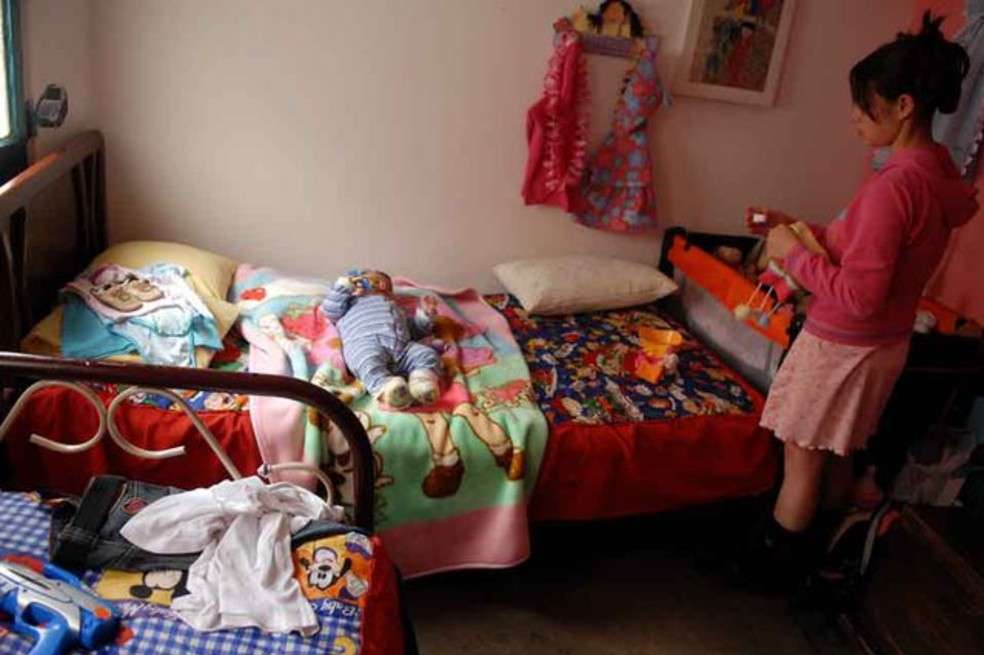 El estudio refleja los costos del embarazo en la adolescencia y la participación laboral de las mujeres que tuvieron una hija o hijo en la adolescencia frente a las que postergaron la maternidad.