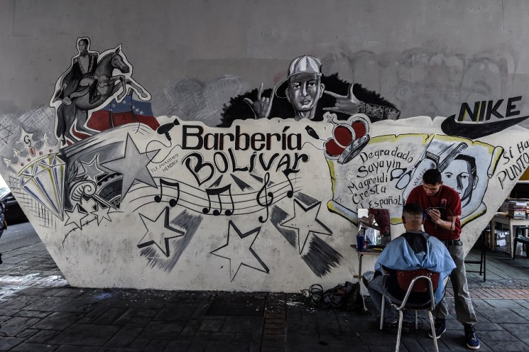 Peluqueros de la calle buscan sobrevivir a la crisis venezolana