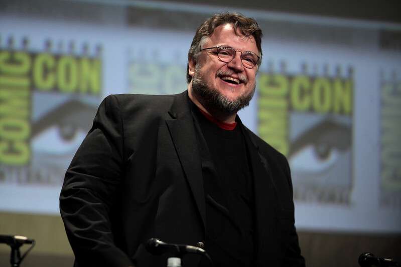 Guillermo del Toro (foto) nació en Guadalajara, México. Se ha desempeñado en la industria cinematográfica como director, productor y guionista. Sin embargo, en el 2009 lanzó su primera novela titulada “Nocturna”. En el 2018, se llevó el Globo de Oro como mejor director por el largometraje “La forma del agua”.