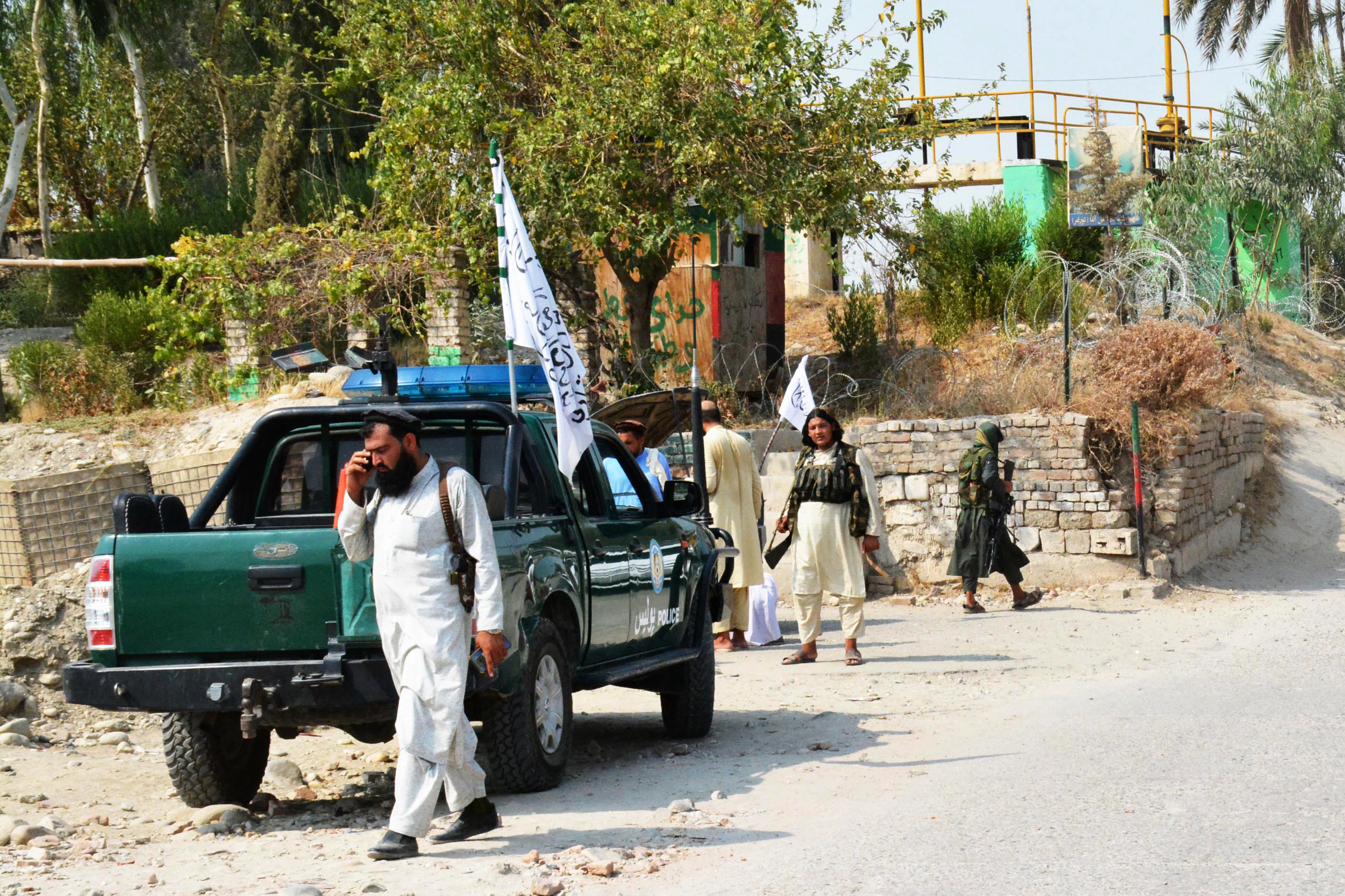 Miembros del Talibán inspeccionan cerca del lugar de una explosión en Jalalabad el 18 de septiembre de 2021. Al menos dos personas murieron y 19 resultaron heridas