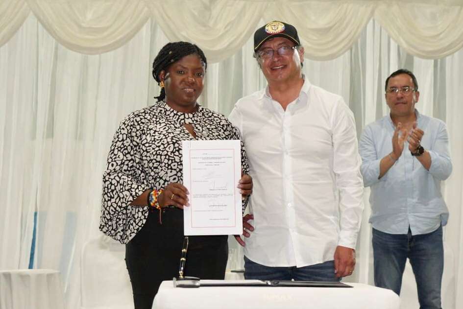 La vicepresidenta Francia Márquez y el presidente Gustavo Petro, durante la sanción presidencial de la nueva cartera, en Istmina, Chocó.