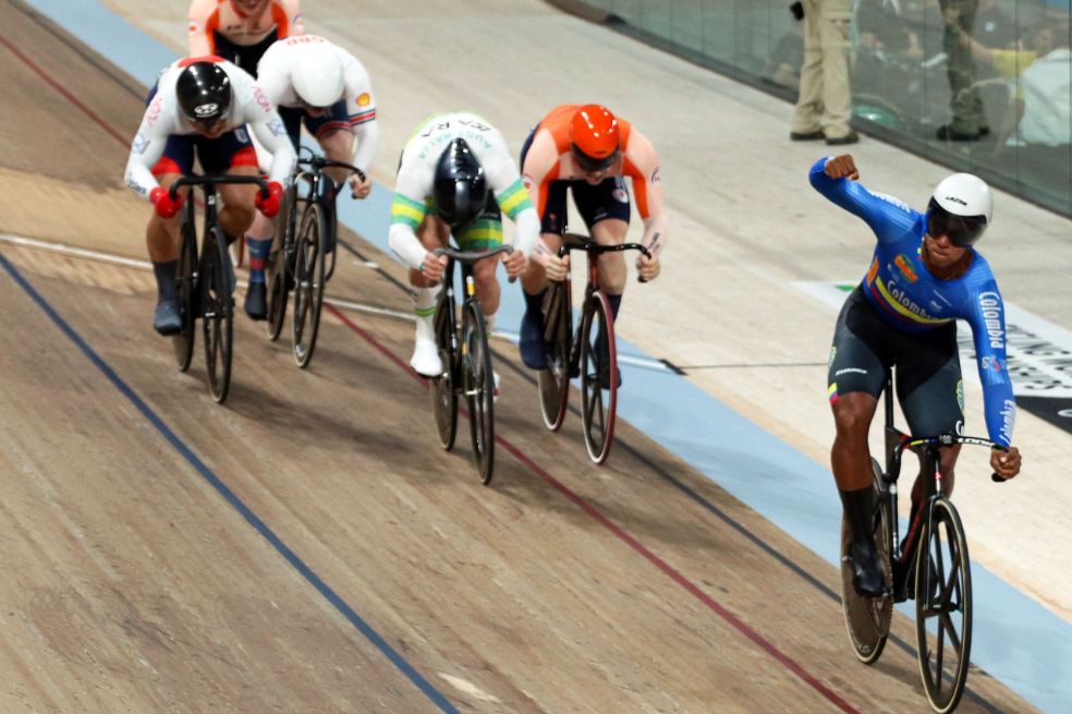 Kevin Santiago Quintero (der.) en su triunfo en el Mundial de Ciclismo en Escocia.