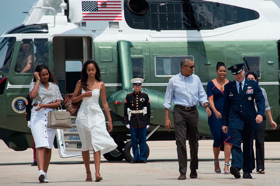 La familia Obama en Martha's Vineyard. / AFP