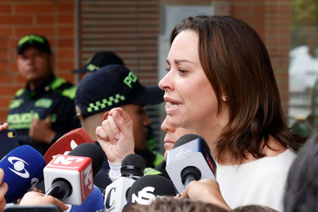 AME4867. BOGOTÁ (COLOMBIA), 10/06/2025.- La esposa del senador y precandidato presidencial colombiano Miguel Uribe Turbay, María Claudia Tarazona, habla con la prensa este martes, en la Clínica Fundación Santa Fe, en Bogotá (Colombia). Uribe Turbay, herido en un atentado el pasado sábado, "permanece en estado crítico" pero "estable", señaló este martes la Fundación Santa Fe de Bogotá, donde está ingresado. EFE/ Mauricio Dueñas Castañeda