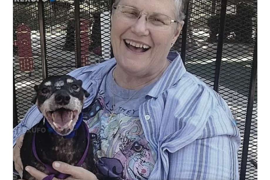 Melani Andrews junto a Jake, el perro de 12 años al que decidió brindarle un hogar digno y lleno de afecto durante sus últimos años de vida.