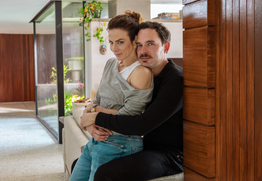 El otro padre. (L to R) Silvia Navarro as Macarena Sotomayor, Manolo Cardona as Ricardo Sotomayor in El otro padre. Cr. Tamaro Valencia / Netflix ©2026