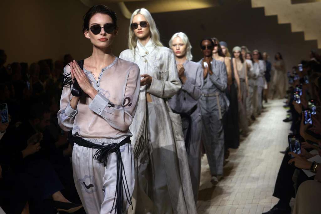 FOTODELDÍA - Milan (Italia), 25/09/2025.- Modelos aplauden al finalizar el desfile de la firma italiana Emporio Armani durante la presentación de la colección primavera/invierno Mujer 2026 en la Milan Fashion Week en Milán, Italia.- EFE/MATTEO BAZZI