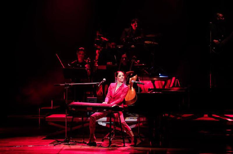 Debi Nova tiene una relación muy especial con la música, y por eso interpreta varios instrumentos: piano, guitarra y bajo. / Cortesía Sony Music