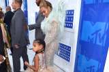 Beyoncé y su hija Blue Ivy en la alfombra blanca de los MTV