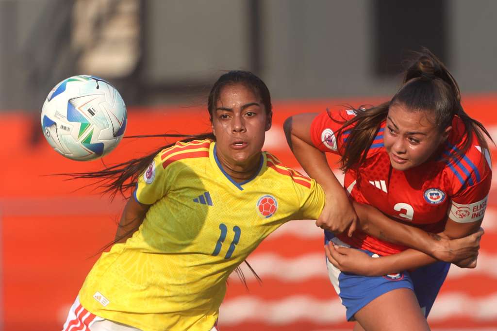 AME2686. ASUNCIÓN (PARAGUAY), 06/02/2026.- Catalina Arias (d) de Chile disputa el balón Maithe López de Colombia este viernes, en un partido del Sudamericano Femenino Sub-20 entre Chile y Colombia en el estadio Emiliano Ghezzi, en Asunción (Paraguay). EFE/ Juan Pablo Pino
