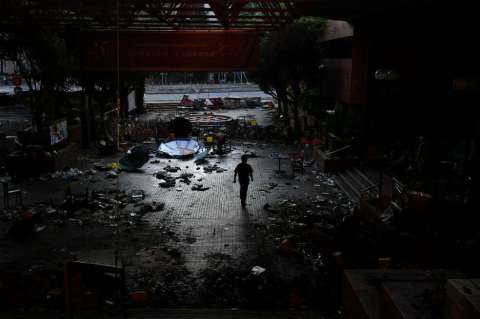 Desolación en el campus de la universidad asediada en Hong Kong