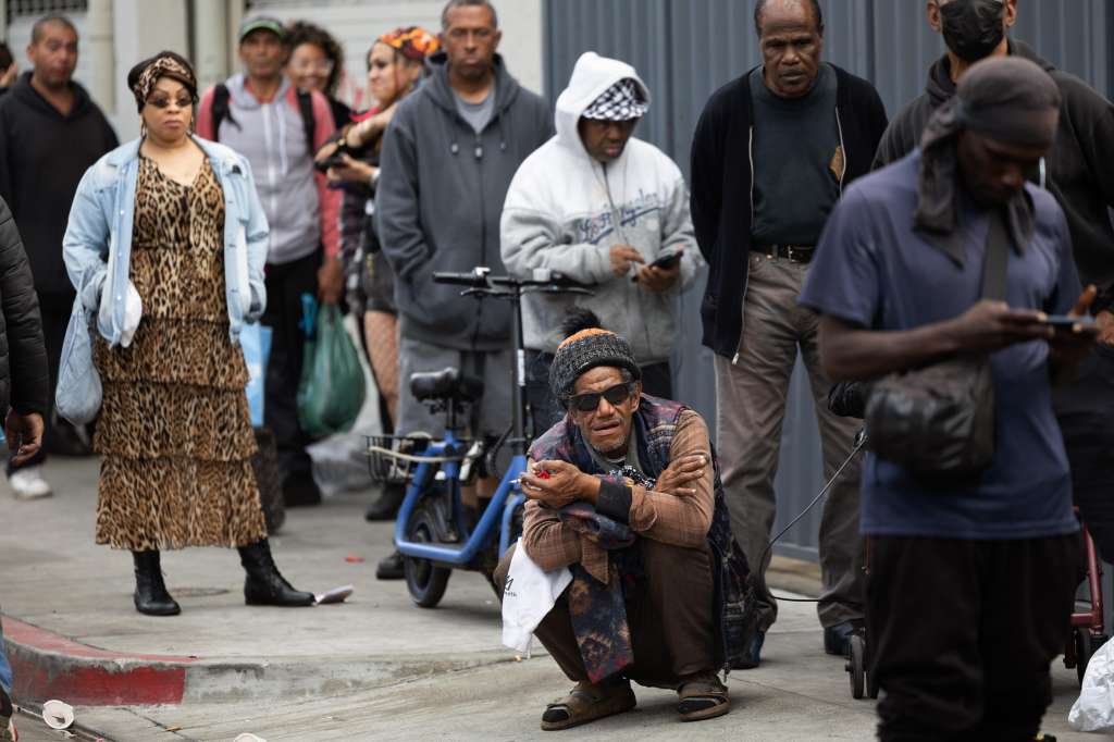 Los Angeles (United States), 27/11/2024.- People line up for a free hot meal at the Los Angeles Mission'Äôs Thanksgiving celebration in Los Angeles, California, USA, 27 November 2024. This year the LA Mission served over 4,000 hot meals to members of the homeless community on Skid Row. EFE/EPA/ALLISON DINNER
