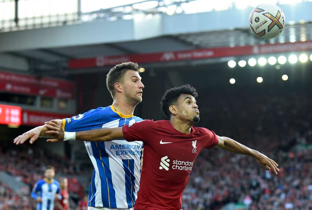 Liverpool (United Kingdom), 30/09/2022.- Luis Diaz (R) of Liverpool in action against Joel Veltman (L) of Brighton during the English Premier League soccer match between Liverpool FC and Brighton and Hove Albion in Liverpool, Britain, 01 October 2022. (Reino Unido) EFE/EPA/PETER POWELL EDITORIAL USE ONLY. No use with unauthorized audio, video, data, fixture lists, club/league logos or 'live' services. Online in-match use limited to 120 images, no video emulation. No use in betting, games or single club/league/player publications