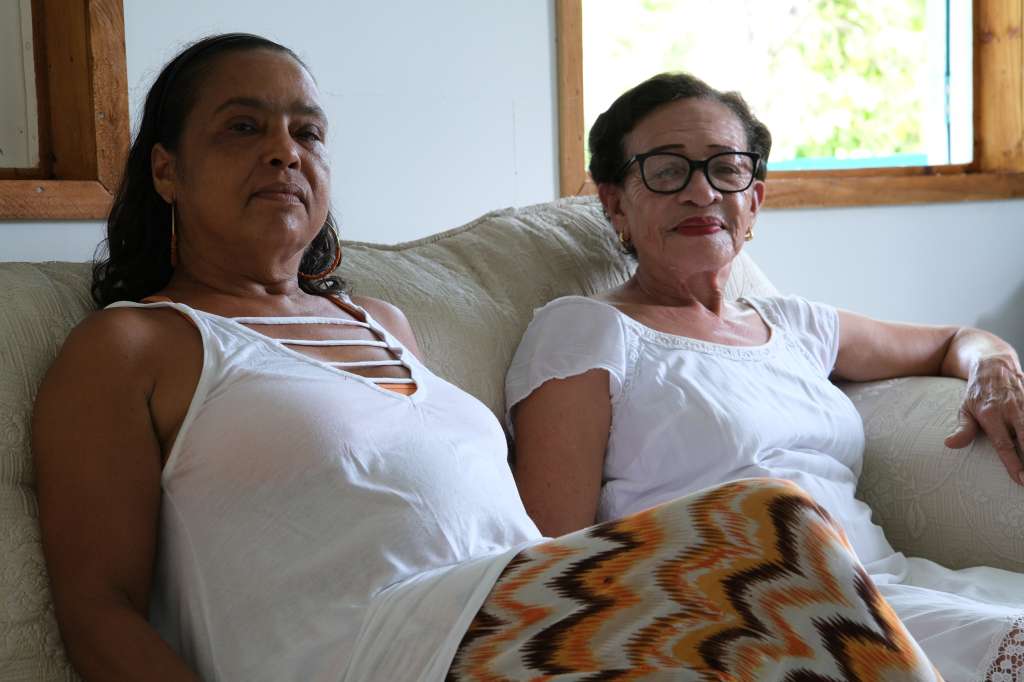 Josefina Huffington (derecha) comparte sus memorias junto a Zully Archbold (izquierda). Cada una ha encabezado proyectos para defender la identidad raizal en las islas.