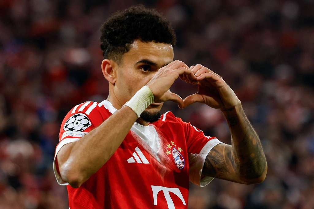 Luis Díaz celebra su gol en la victoria de Bayern Múnich sobre Atalanta en los octavos de final de la Liga de Campeones.