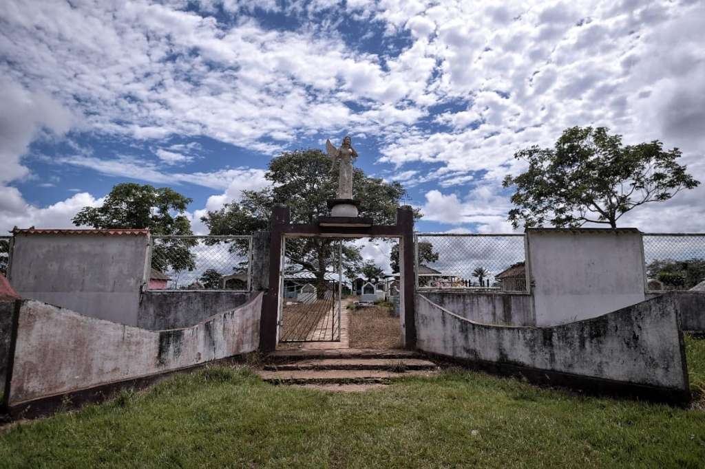 En casi todas las tumbas en el cementerio de Calamar Guaviare hay un vaso con agua para las ánimas.