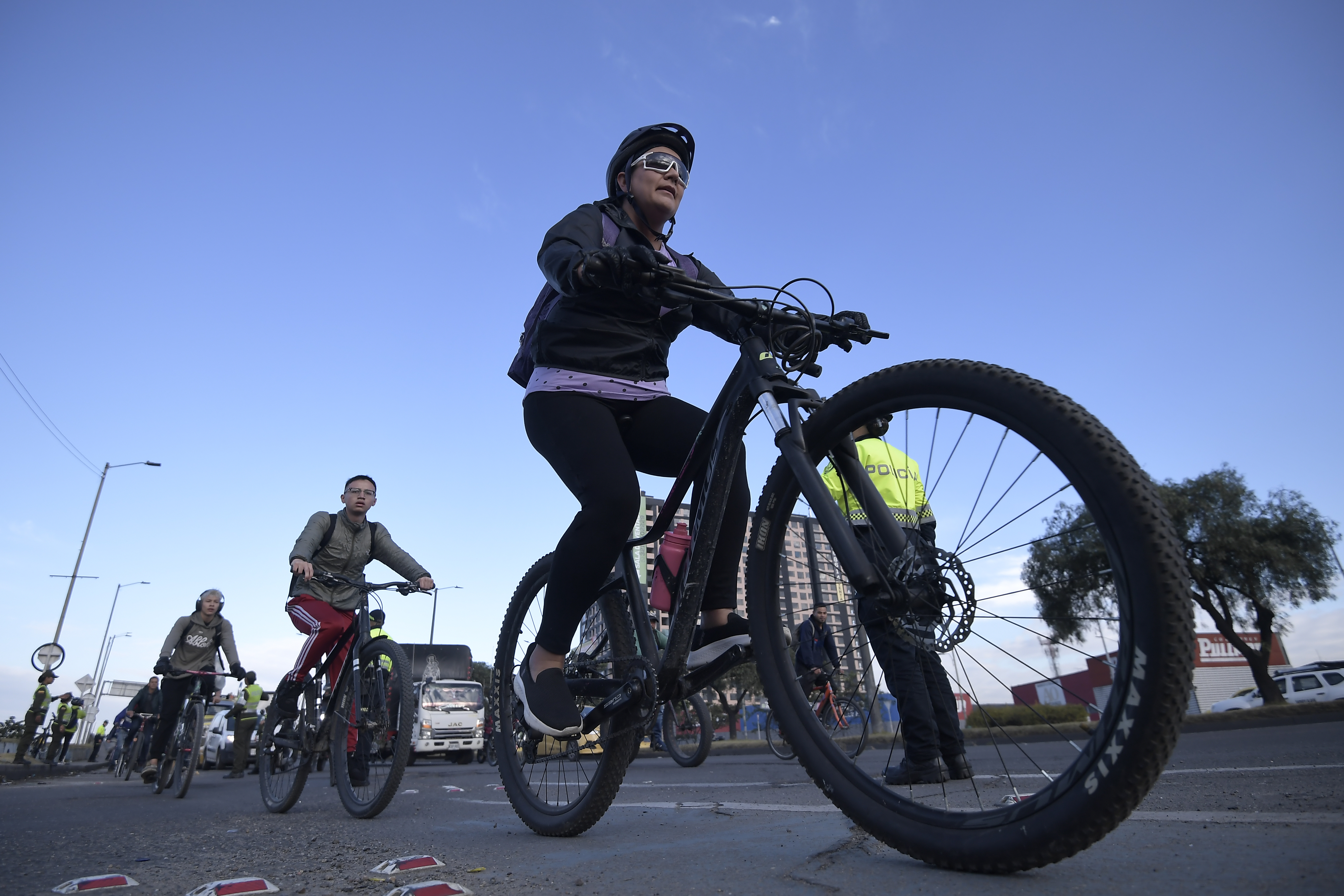 Diferentes aspectos de este día en Bogotá, en el que los habitantes se movilizaron en otros medios de transporte como: Transmilenio, taxis o bicicletas.