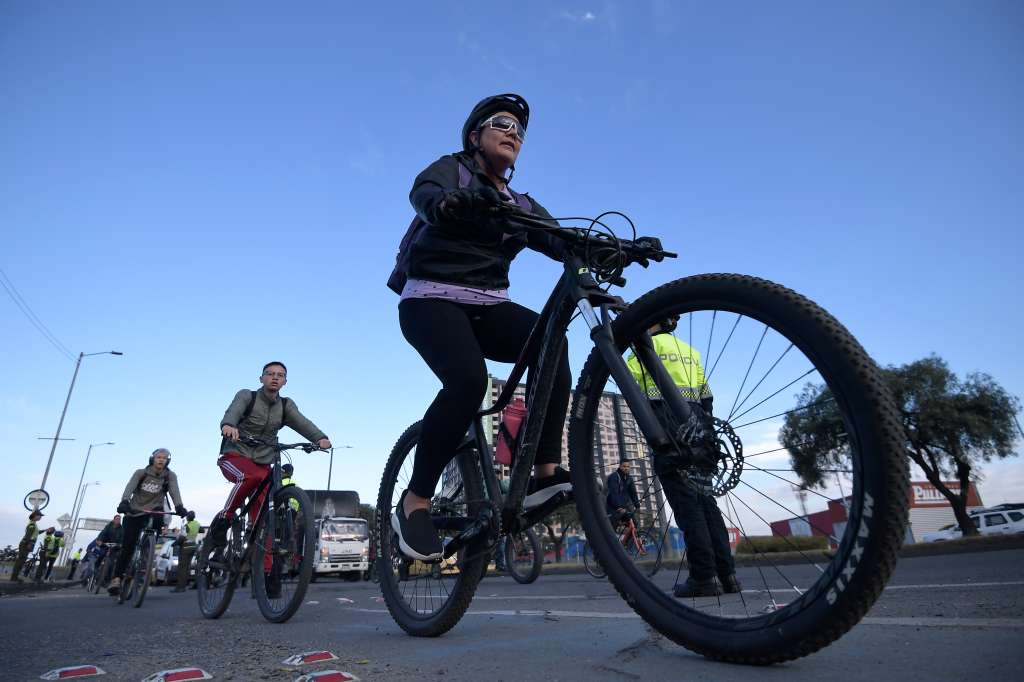 Diferentes aspectos de este día en Bogotá, en el que los habitantes se movilizaron en otros medios de transporte como: Transmilenio, taxis o bicicletas.