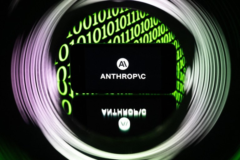 Anthropic acusa a Alibaba de usar cuentas falsas para copiar Claude