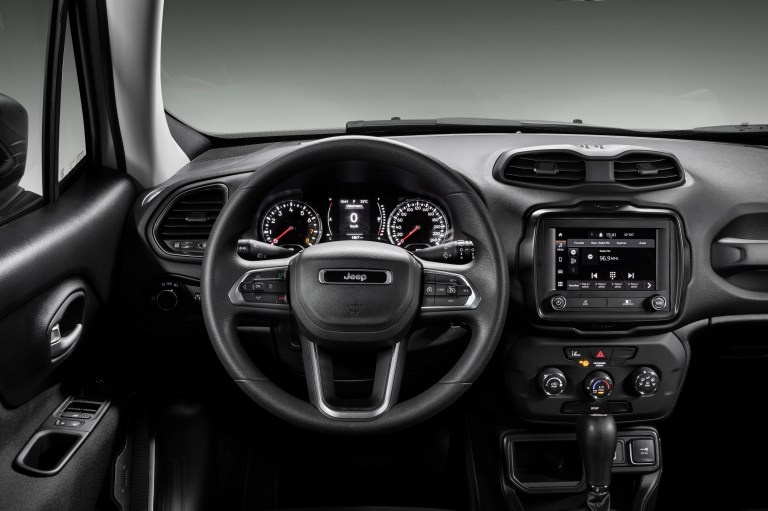 La versión Sport de Renegade incluye seis bolsas de aire. La opción Longitude suma airbag de rodilla para el piloto.