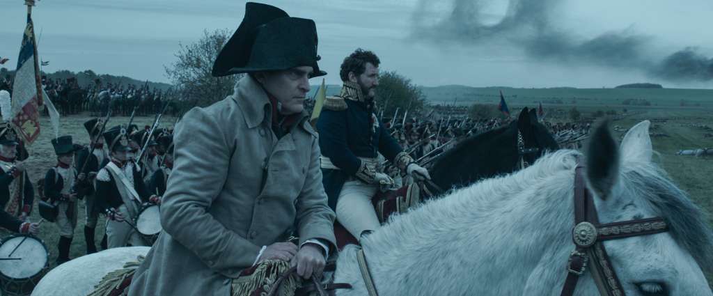 MADRID, 23/11/2023.- Fotograma de la película "Napoleón" en la que aparece el actor Joaquin Phoenix (i) en el papel de Napoleón Bonaparte. Ganador de un Óscar por 'Joker' (2019) y uno de los actores más solventes de su generación, Joaquin Phoenix se pone en la piel de Napoleón Bonaparte a las órdenes de Ridley Scott en un filme que repasa sus conquistas militares y su obsesiva relación con Josefina (Vanessa Kirby). EFE/ Sony Pictures/Apple Original Films SOLO USO EDITORIAL/SOLO DISPONIBLE PARA ILUSTRAR LA NOTICIA QUE ACOMPAÑA (CRÉDITO OBLIGATORIO)