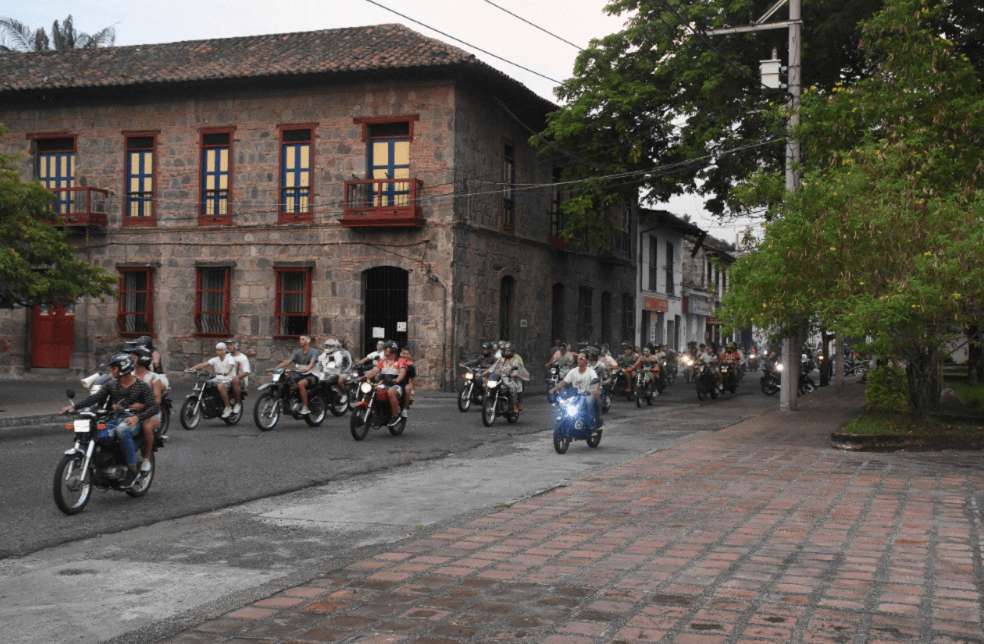 Esta fiesta comienza con la lectura del pregón y la imposición de bandas a las candidatas del reinado popular, seguida de una presentación de la Orquesta Baché en el malecón turístico construido en 2013 para acoger a 5.000 personas. / Alcaldía de Honda