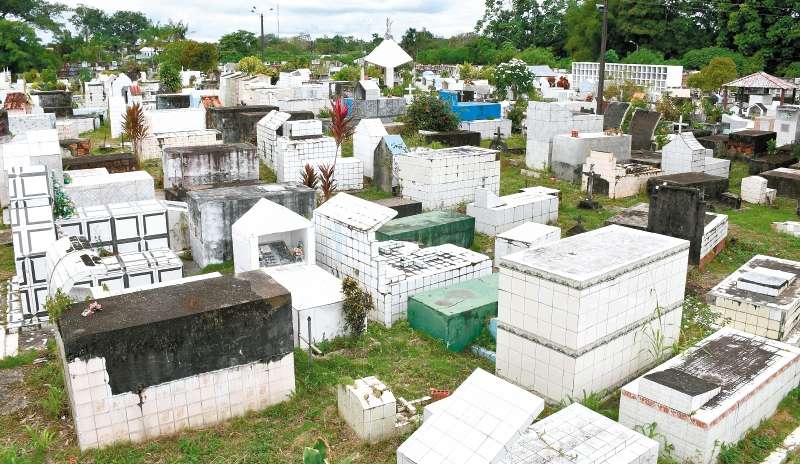 El cementerio municipal Jardín de los Recuerdos es el único lugar con el que cuentan los cerca de 50.000 leticianos para enterrar a sus seres queridos.