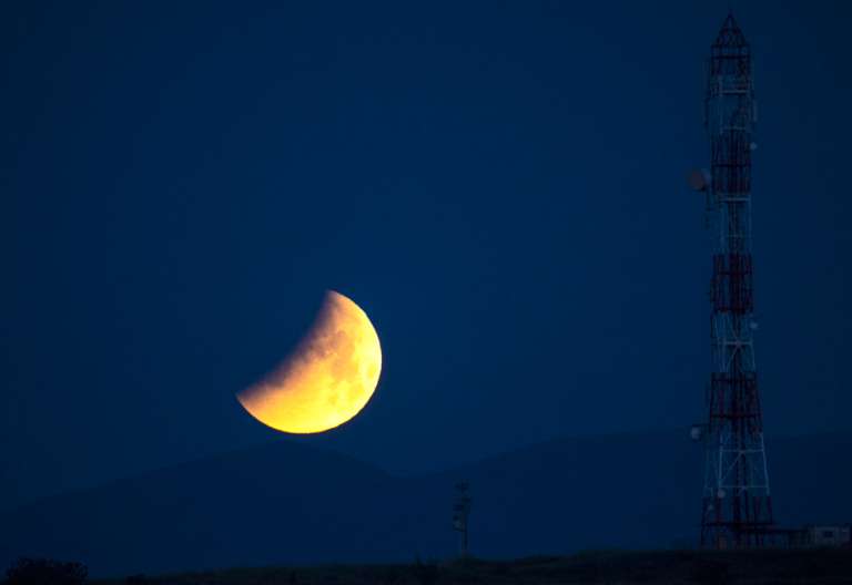 Entre la noche del próximo 15 de mayo y la madrugada del 16 de mayo se pudo observar el eclipse de Luna. Así se observó en Skopje, República de Macedonia del Norte.
