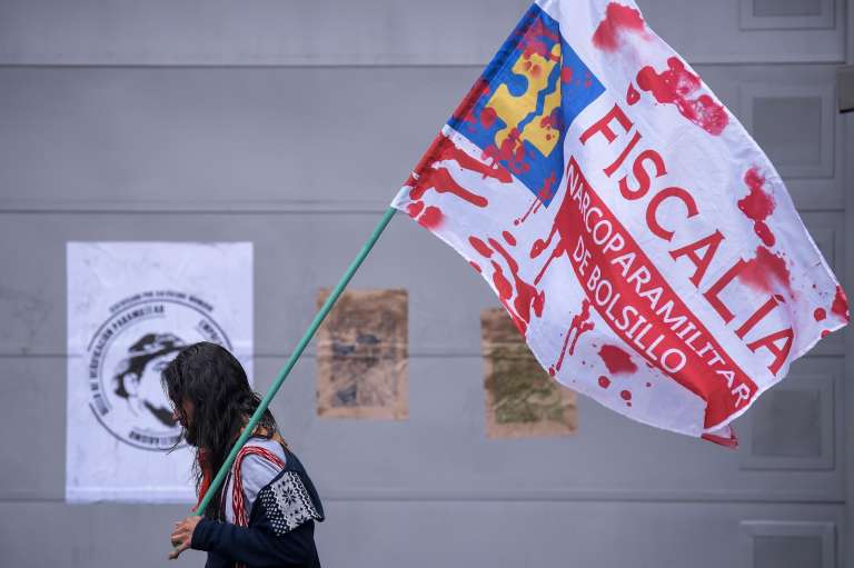 Además, los manifestantes cuestionaron el rol de la Fiscalía en las investigaciones contra el paramilitarismo.